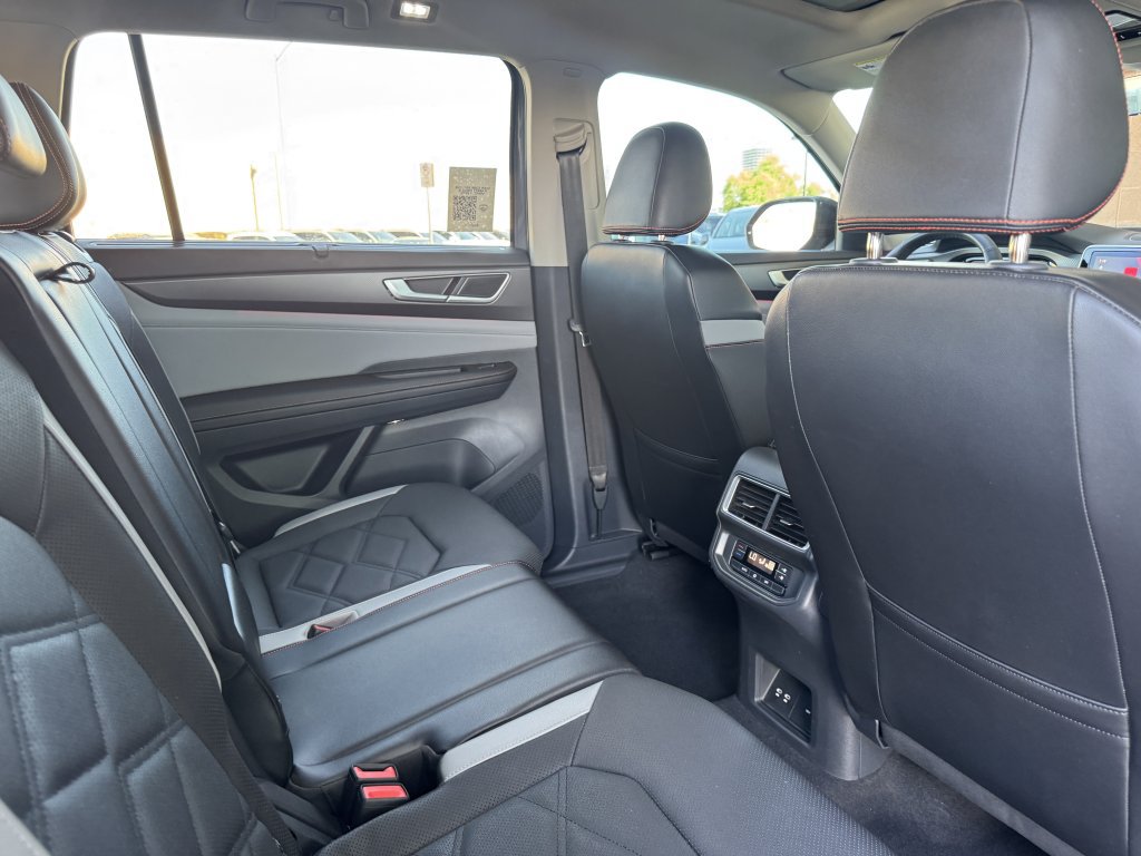 Used 2024 Volkswagen Atlas Peak Edition SE AWD/4WD image 40