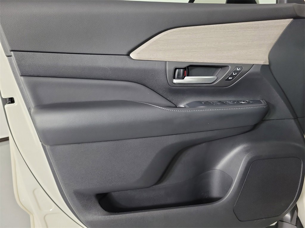 Used 2024 Toyota Grand Highlander XLE image 19