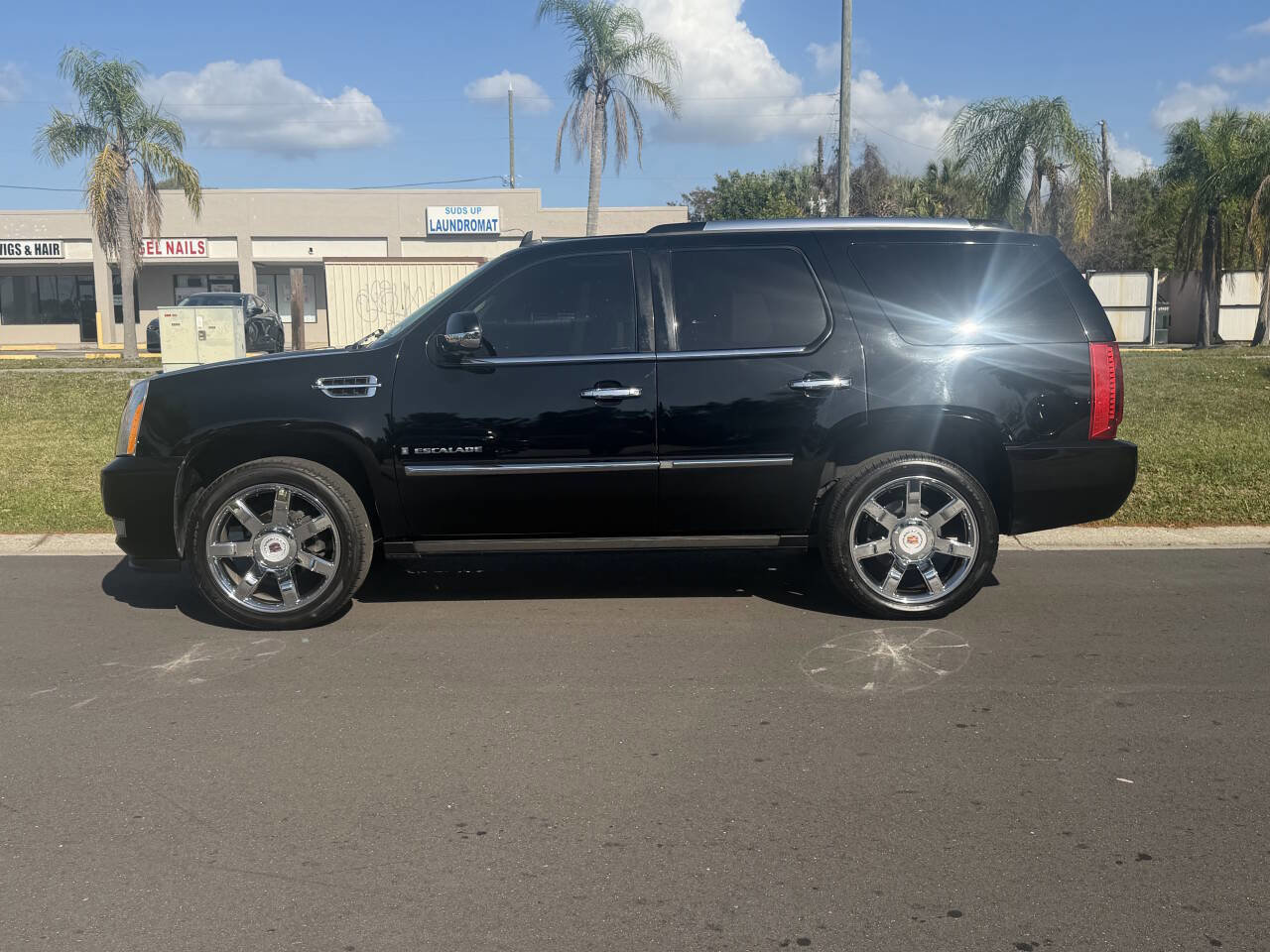 Used 2009 Cadillac Escalade AWD image 3