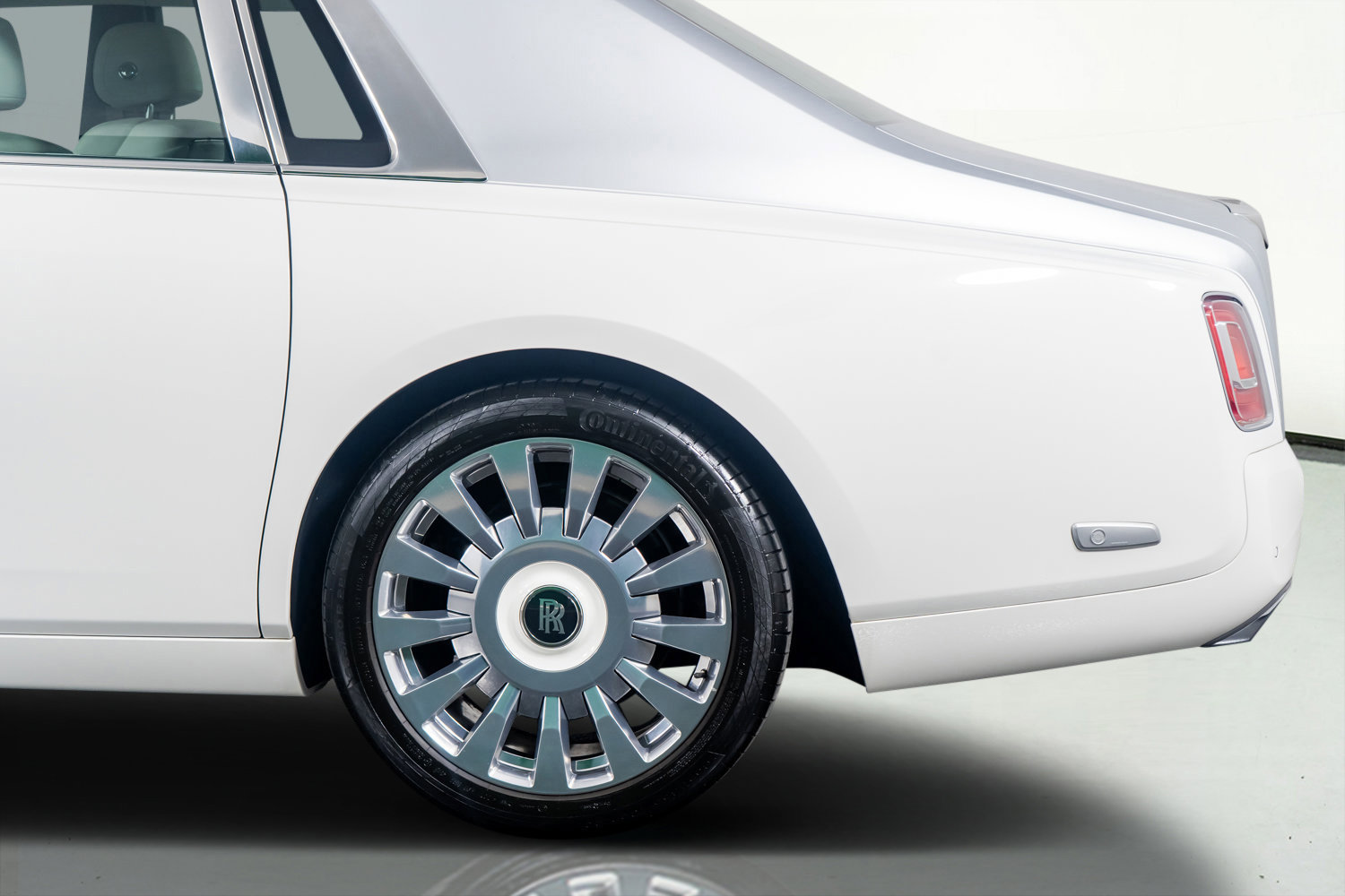 Used 2019 Rolls-Royce Phantom Sedan image 16