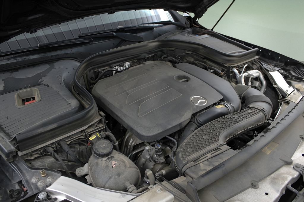 Used 2021 Mercedes-Benz GLC 300 4MATIC image 32