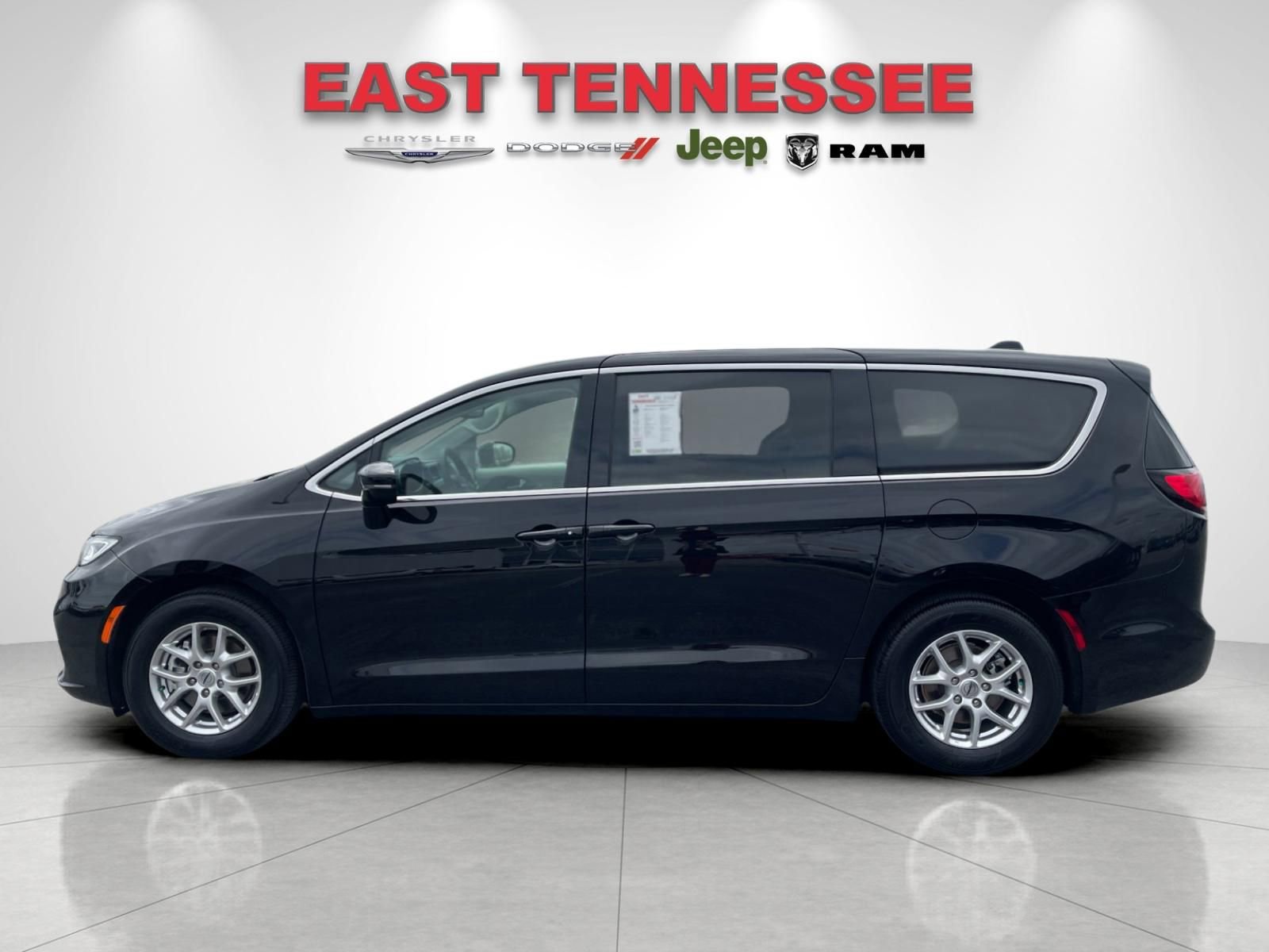 Used 2024 Chrysler Pacifica Touring-L image 6