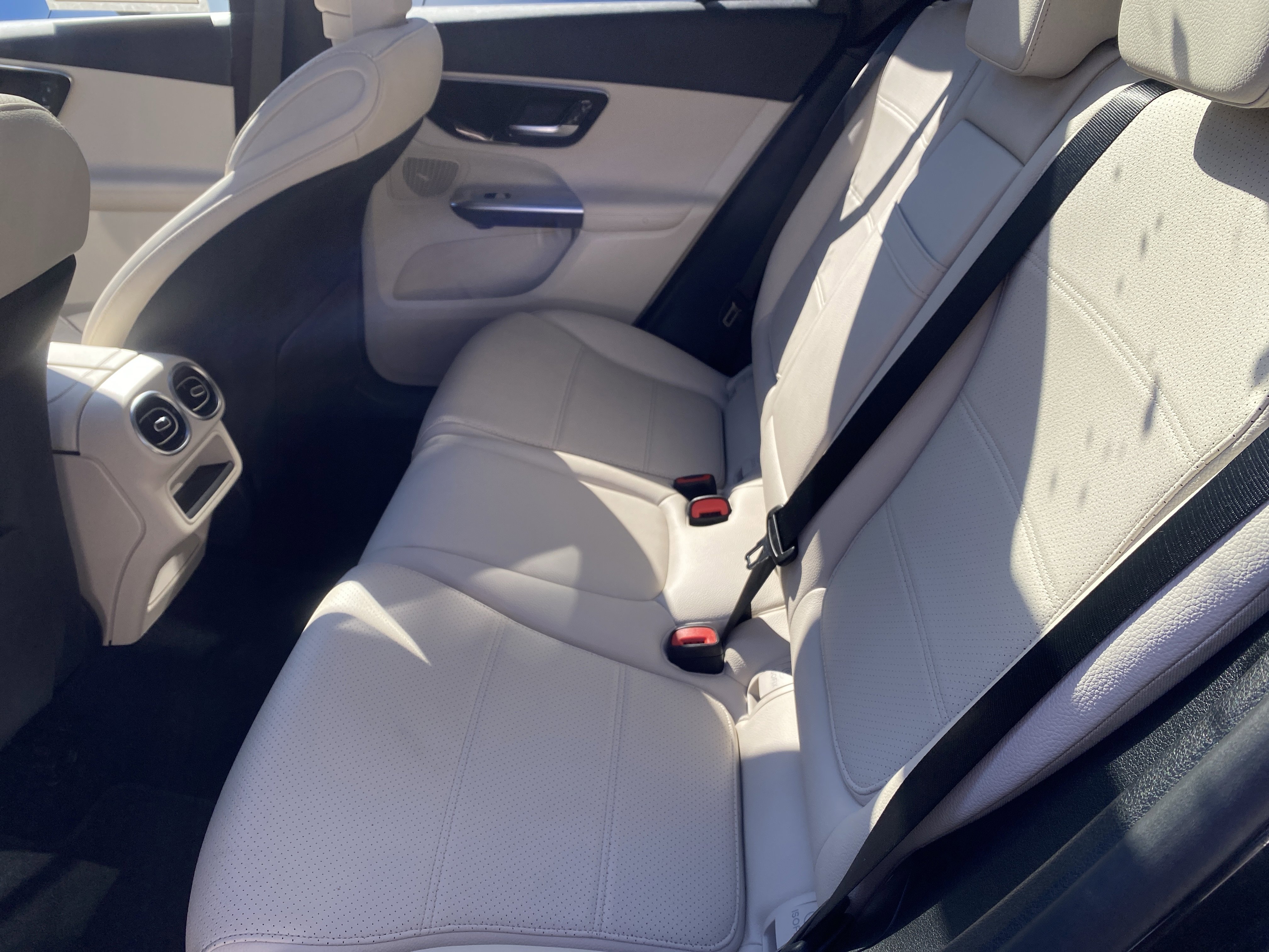 Used 2025 Mercedes-Benz GLC 300 4MATIC image 23