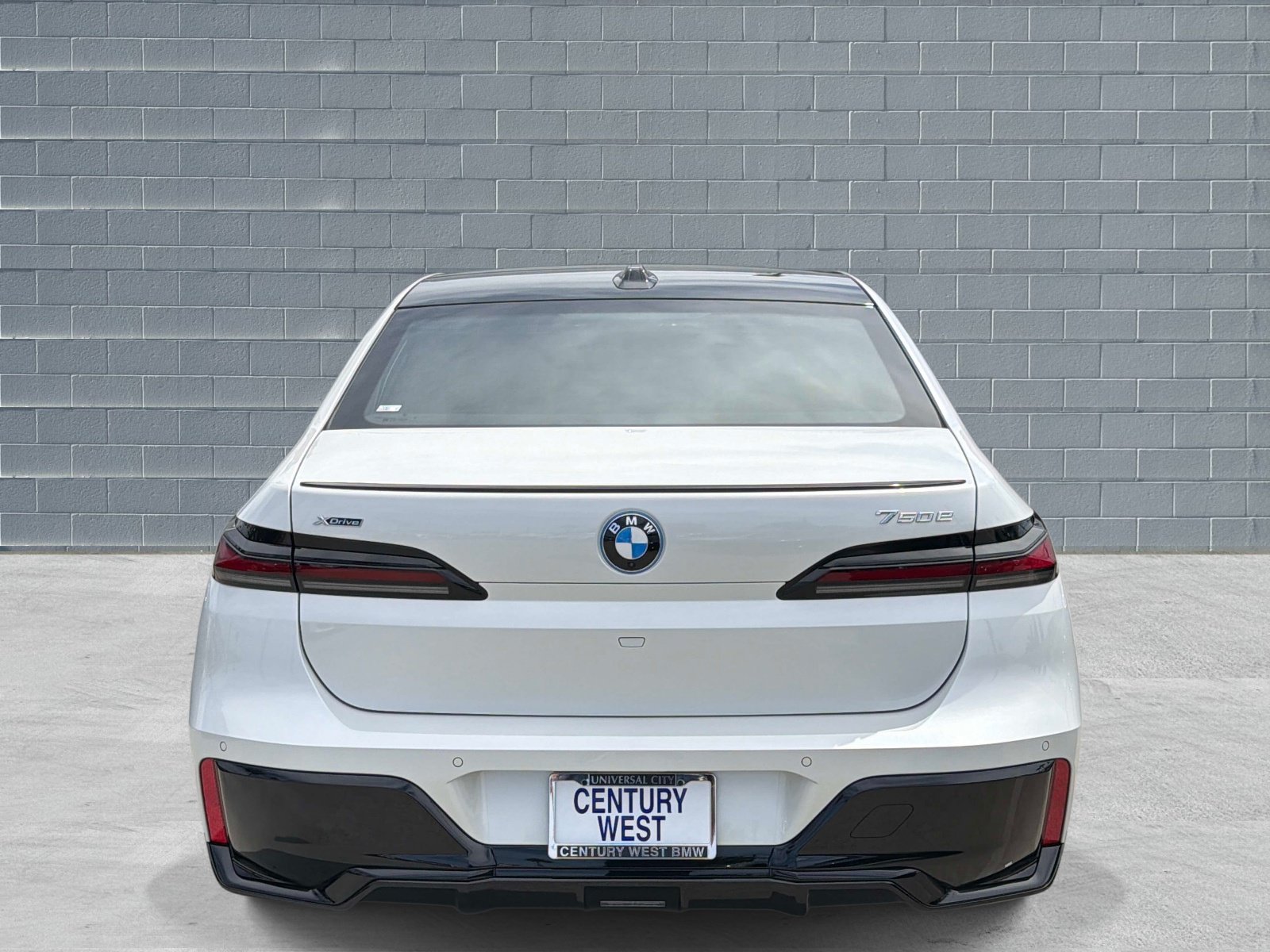 Used 2026 BMW 750e xDrive AWD/4WD image 4