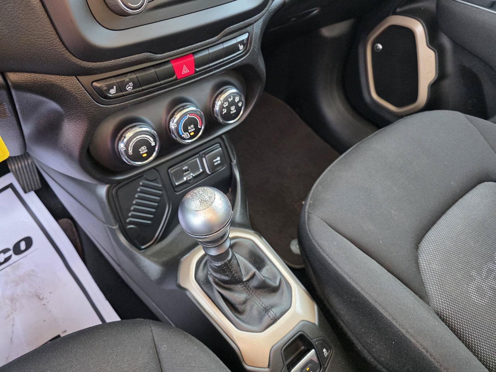 Used 2016 Jeep Renegade Latitude w/ Cold Weather Group FWD image 12
