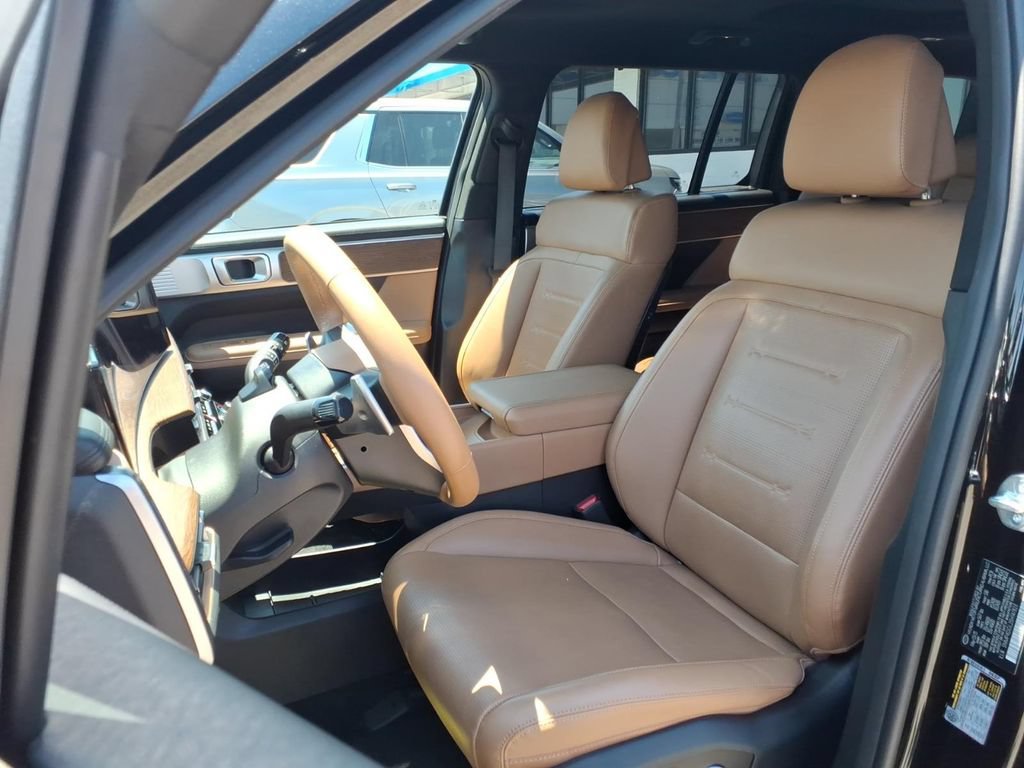 Used 2025 Hyundai Santa Fe Limited AWD/4WD image 4