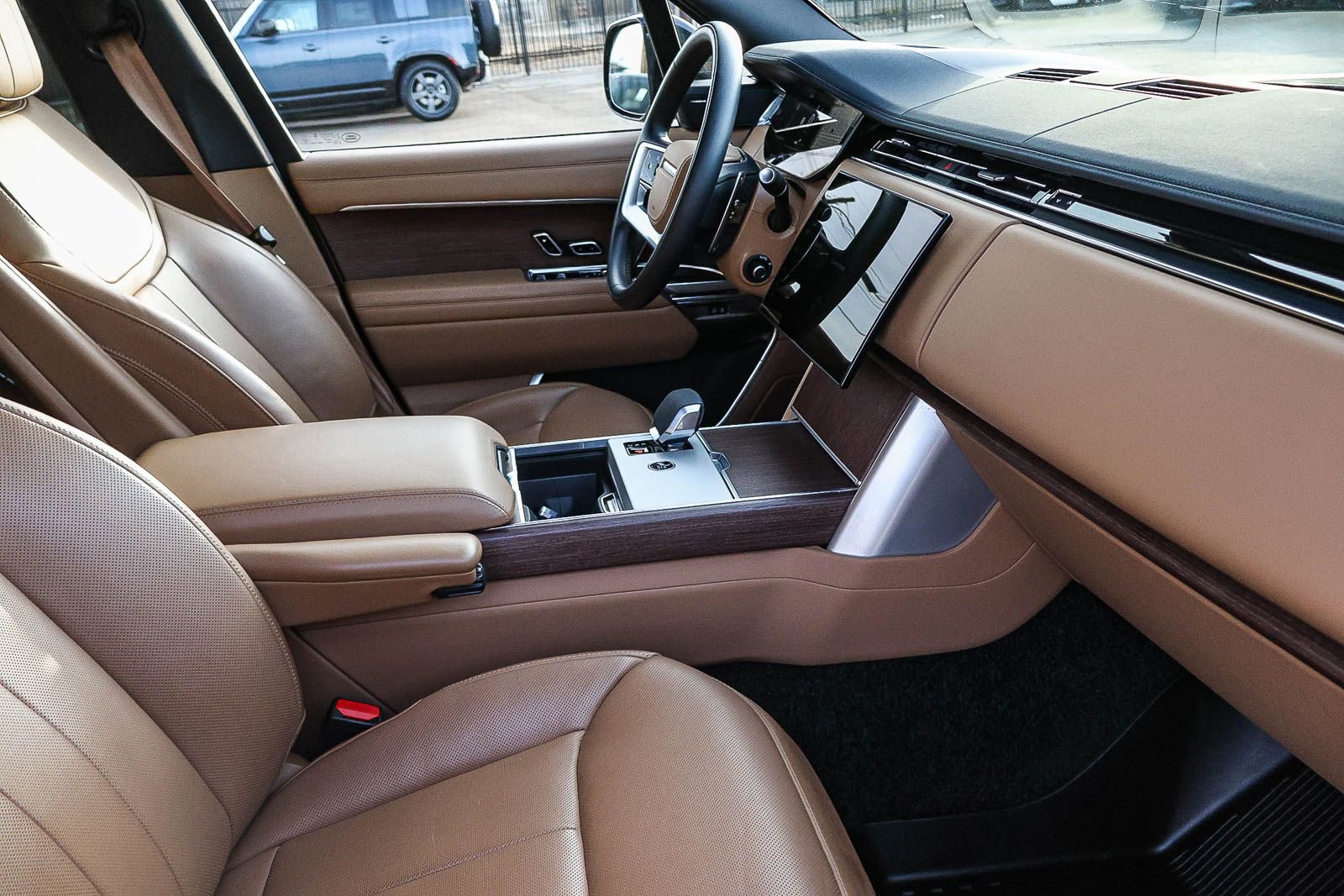 Certified 2024 Land Rover Range Rover SE AWD/4WD image 17