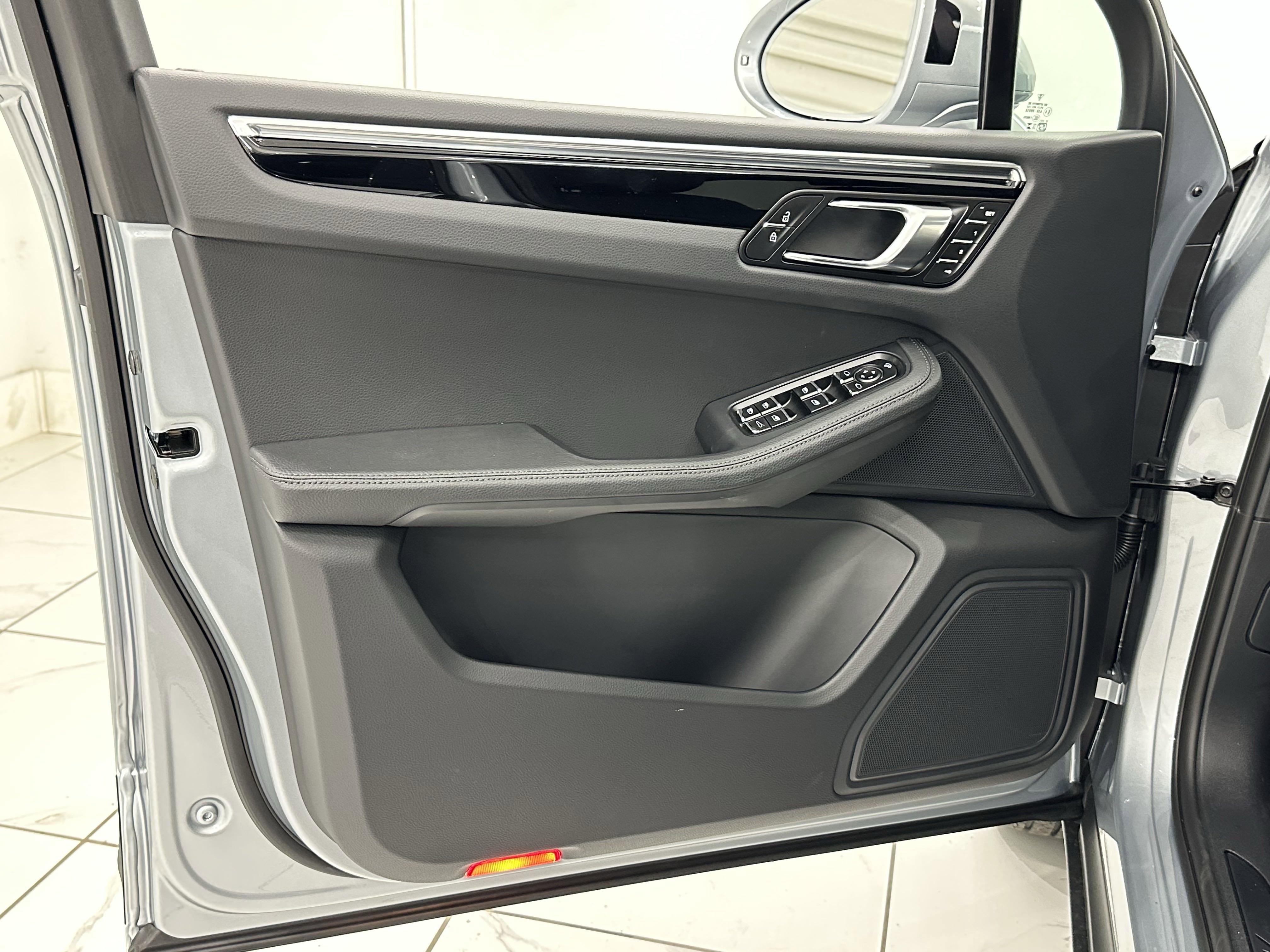 Certified 2025 Porsche Macan image 27