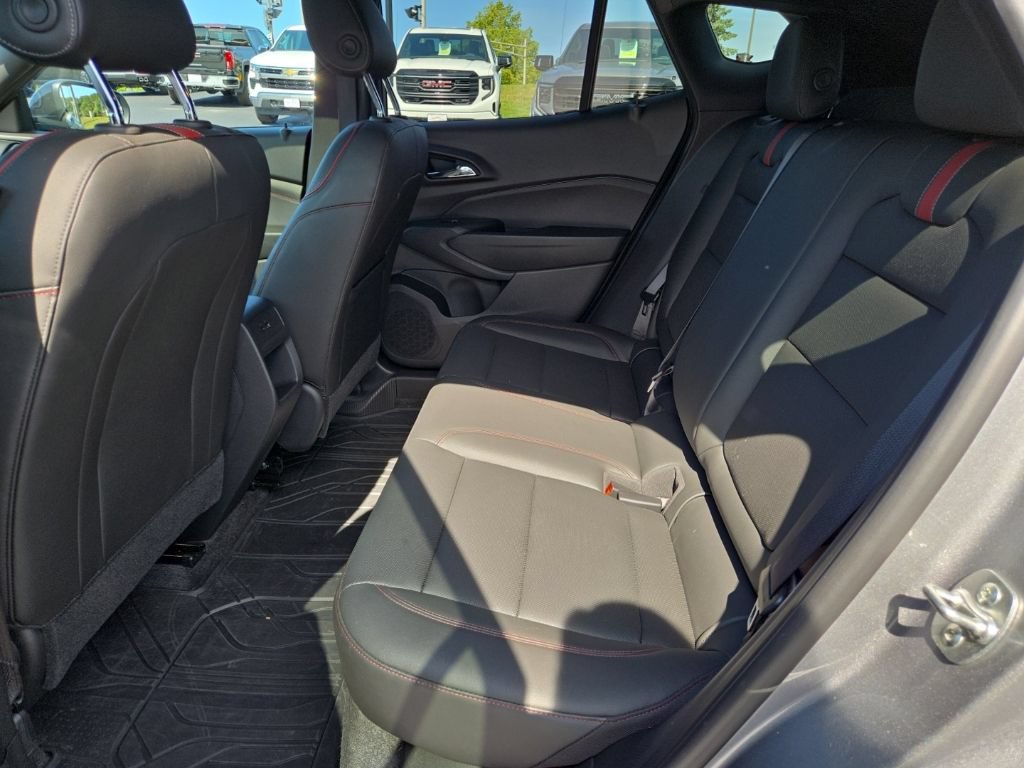 Used 2025 Chevrolet Trax RS w/ Sunroof Package FWD image 11