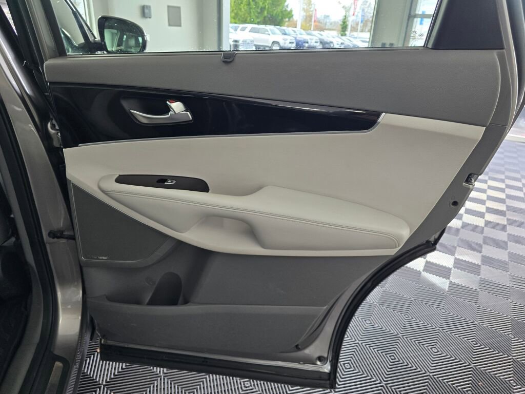 Used 2019 Kia Sorento SX image 42