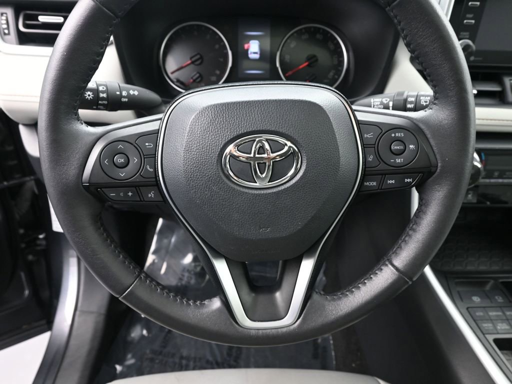 Used 2021 Toyota RAV4 XLE Premium image 32
