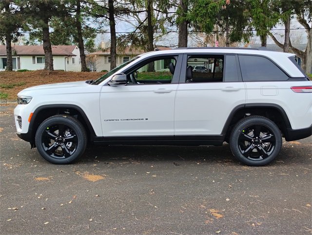 New 2025 Jeep Grand Cherokee Altitude image 10
