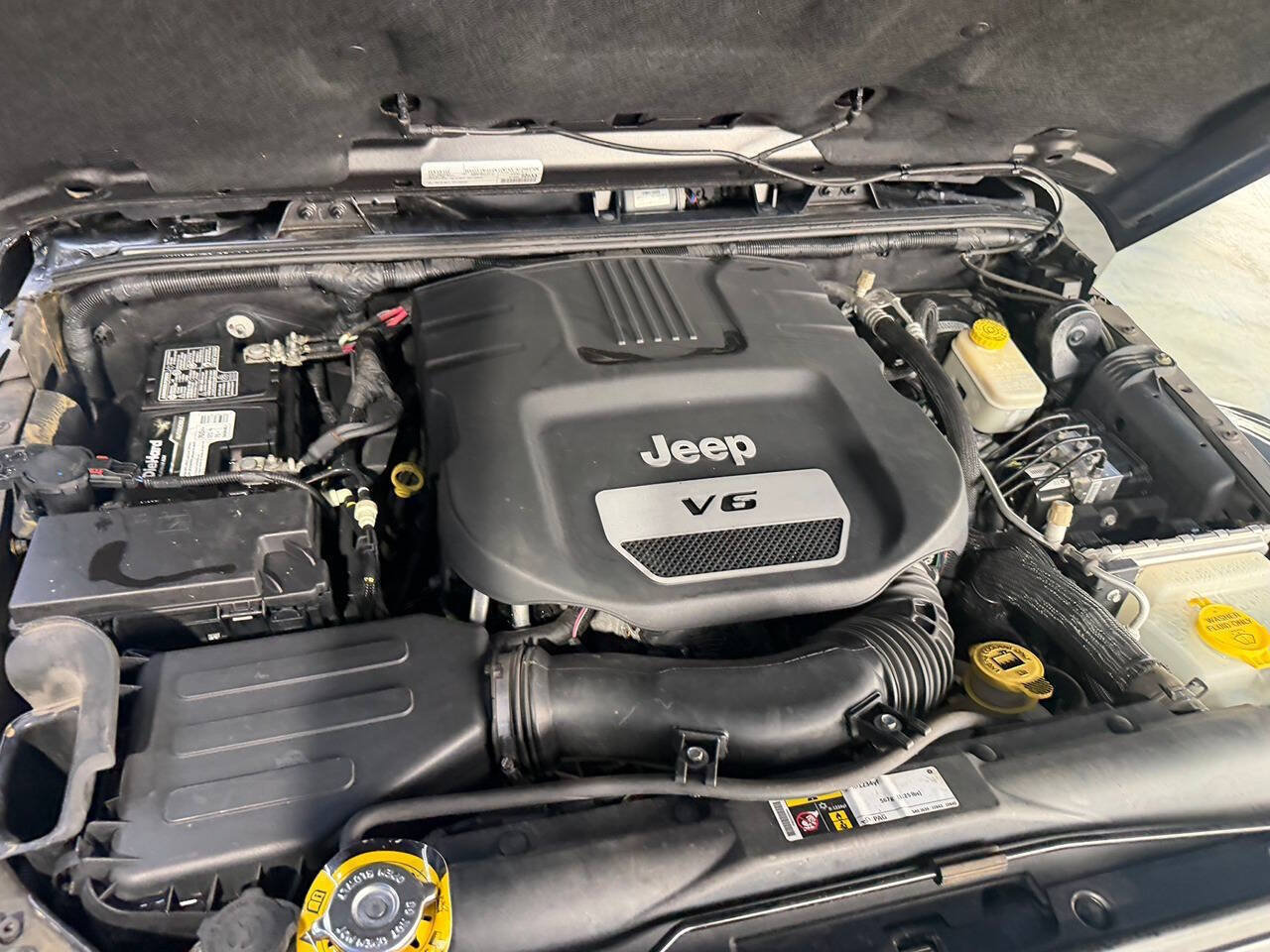 Used 2016 Jeep Wrangler Unlimited Sahara w/ Dual Top Group AWD/4WD image 27