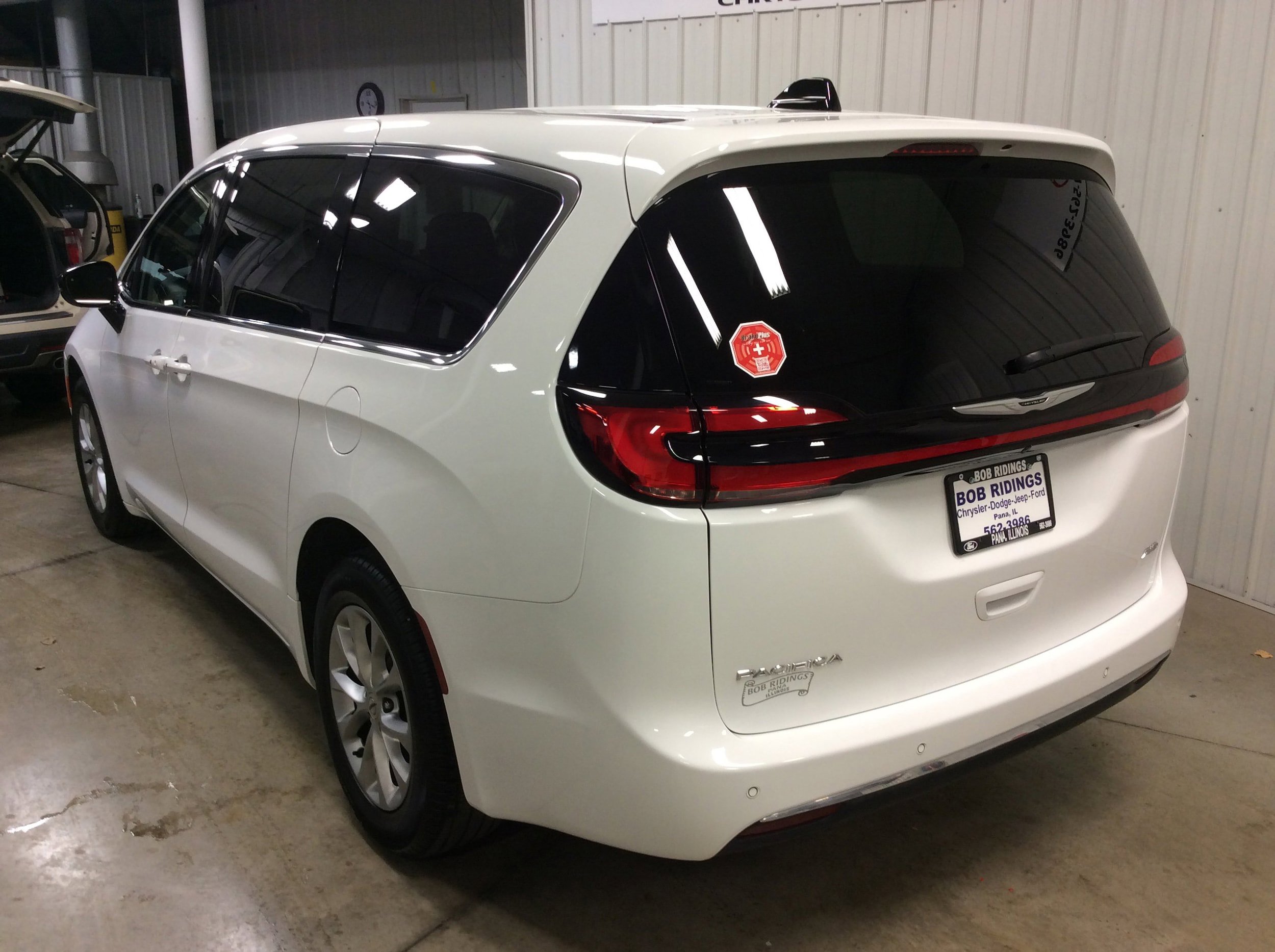 Used 2024 Chrysler Pacifica Touring-L image 3