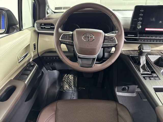 Used 2024 Toyota Sienna Platinum AWD/4WD image 27