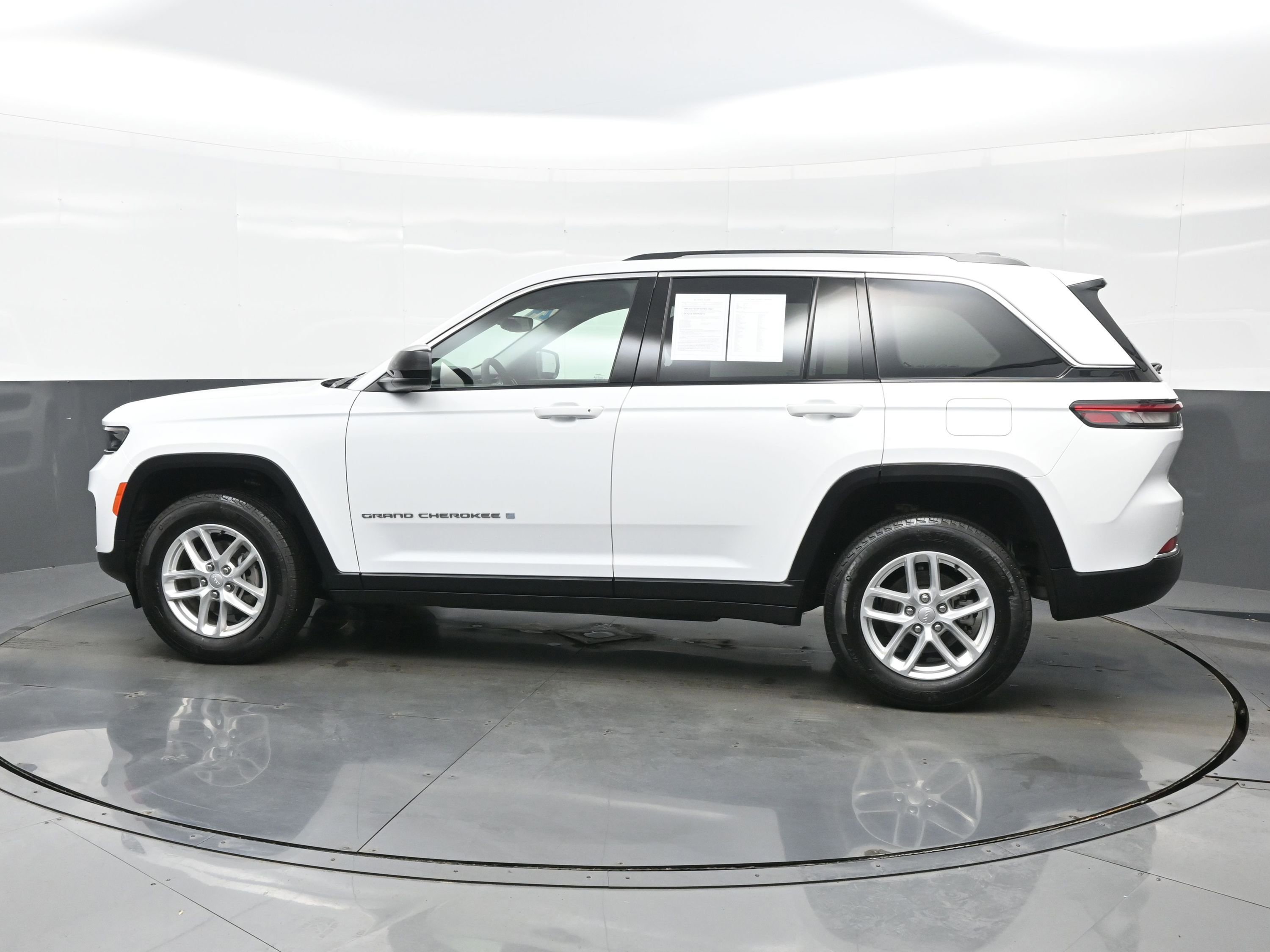 Used 2024 Jeep Grand Cherokee Laredo X image 3