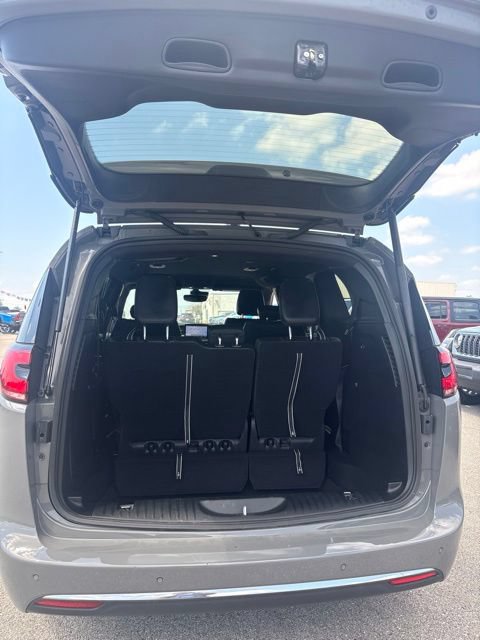 Used 2025 Chrysler Pacifica Select AWD/4WD image 22