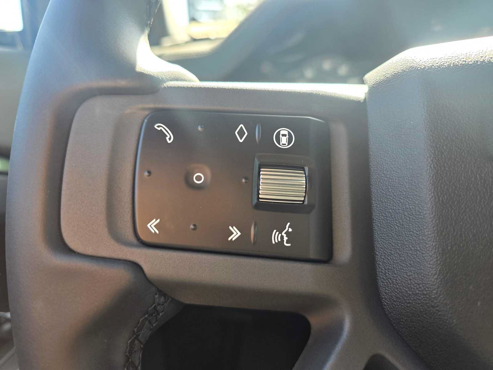 New 2026 Land Rover Defender 110 X-Dynamic SE AWD/4WD image 32
