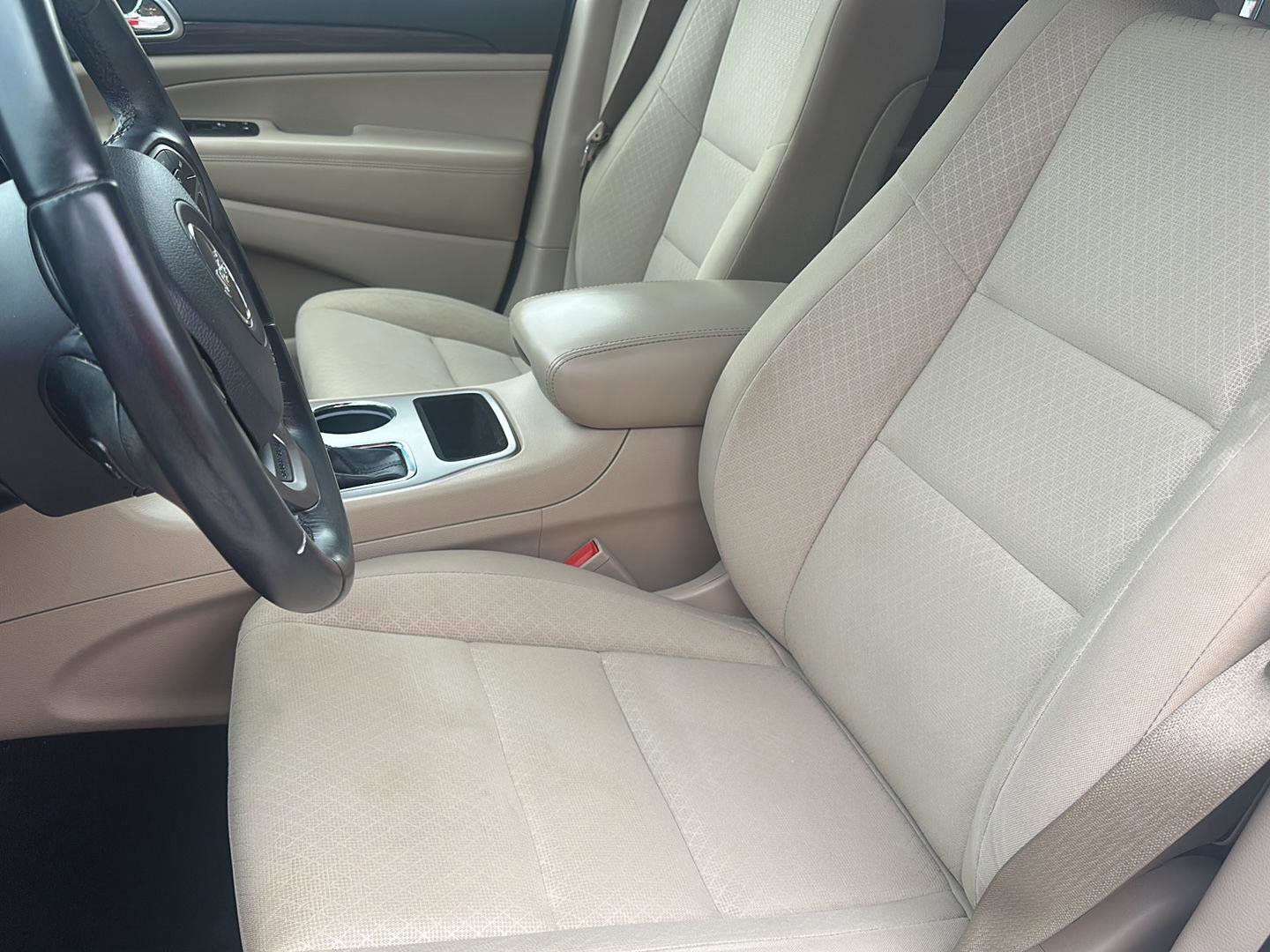 Used 2019 Jeep Grand Cherokee Laredo w/ 18" Wheel & 8.4" Radio Group image 12