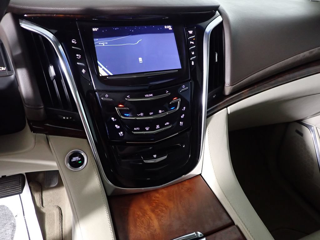 Used 2015 Cadillac Escalade Luxury AWD/4WD image 32