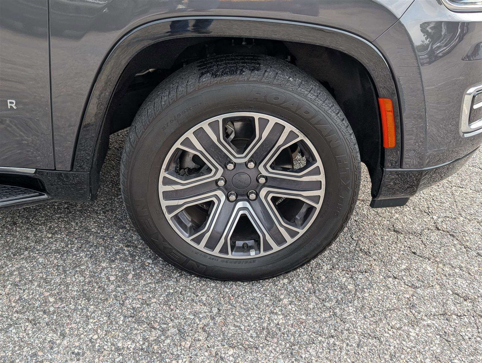 Used 2024 Jeep Wagoneer Series II w/ Flexible Seating Group image 9