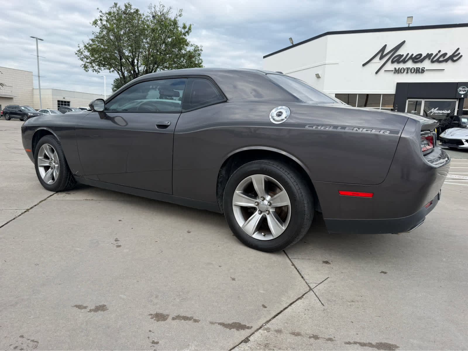 Used 2015 Dodge Challenger SXT RWD image 4