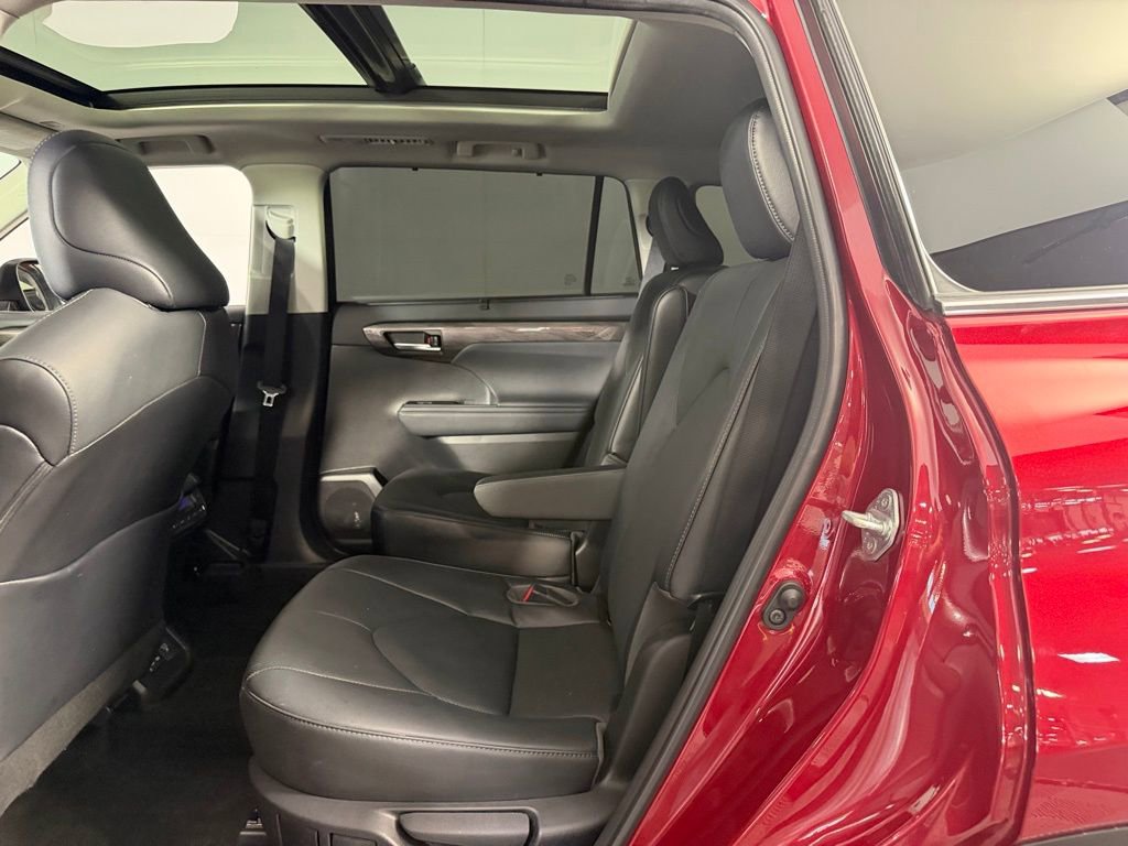 Used 2023 Toyota Highlander Platinum FWD image 24