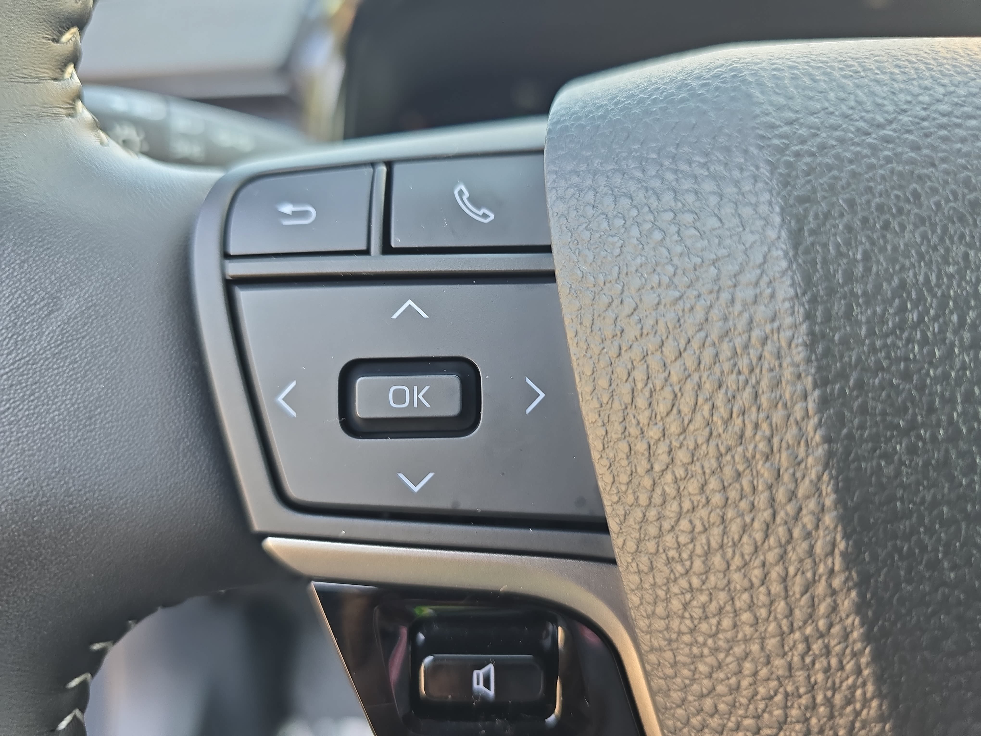 Used 2025 Toyota Camry SE w/ Convenience Package FWD image 17