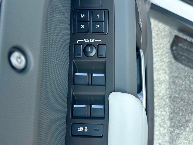 New 2025 Land Rover Defender 110 X-Dynamic SE image 15