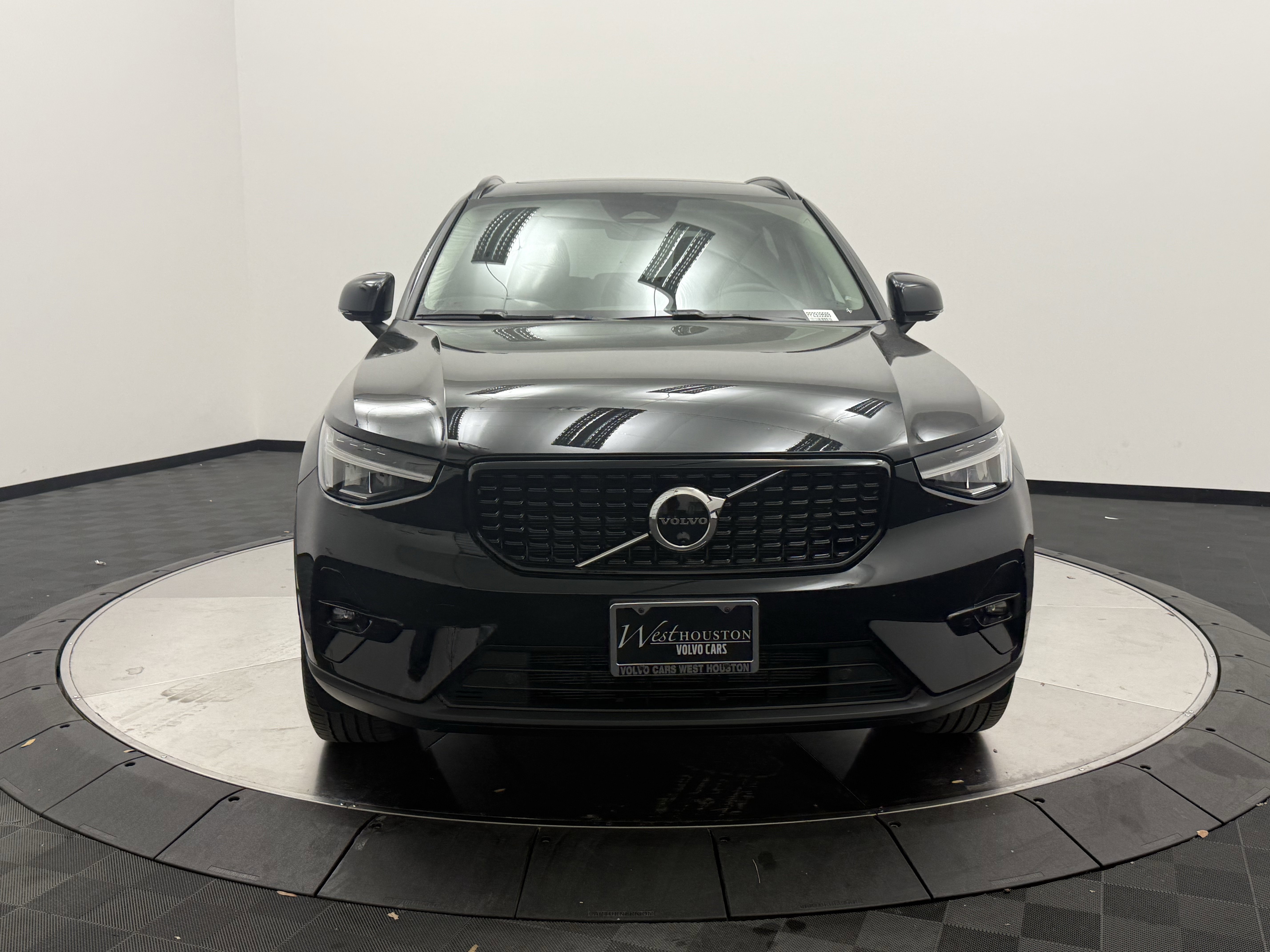 Certified 2023 Volvo XC40 B5 Plus w/ Driver Assist Package image 2