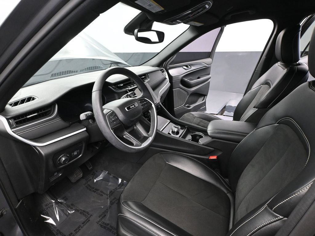 Used 2024 Jeep Grand Cherokee Altitude AWD/4WD image 17