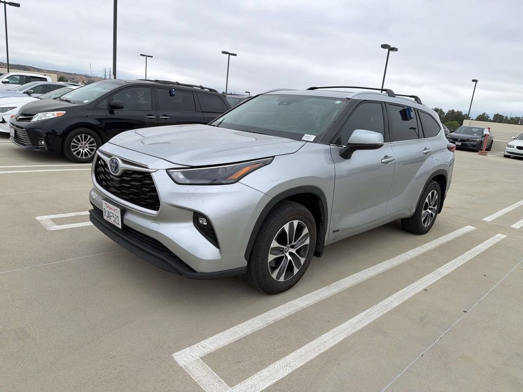 Used 2023 Toyota Highlander XLE AWD/4WD image 3
