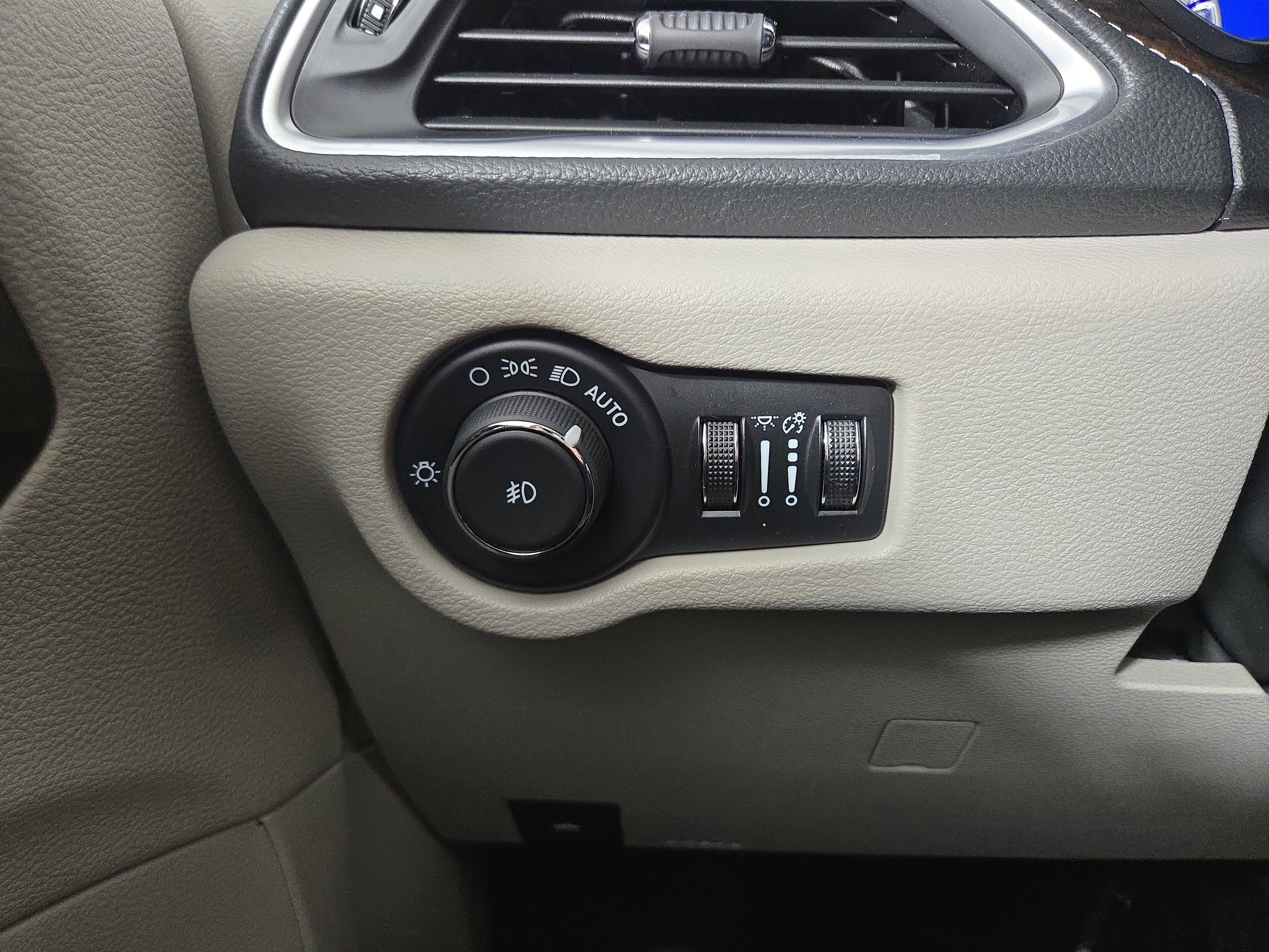 Used 2024 Chrysler Pacifica Limited image 31