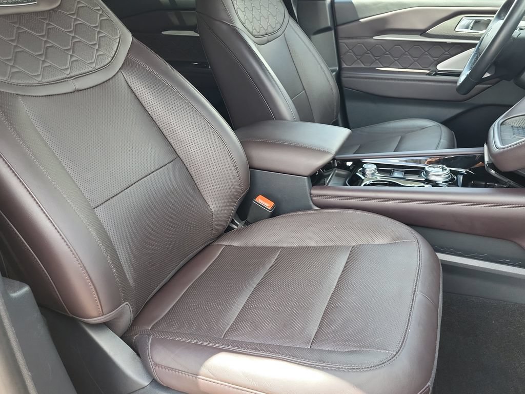 Used 2025 Ford Explorer Platinum w/ LUX Leather Package AWD/4WD image 21