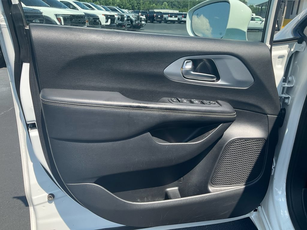 Used 2020 Chrysler Pacifica Touring w/ S Appearance Package FWD image 17
