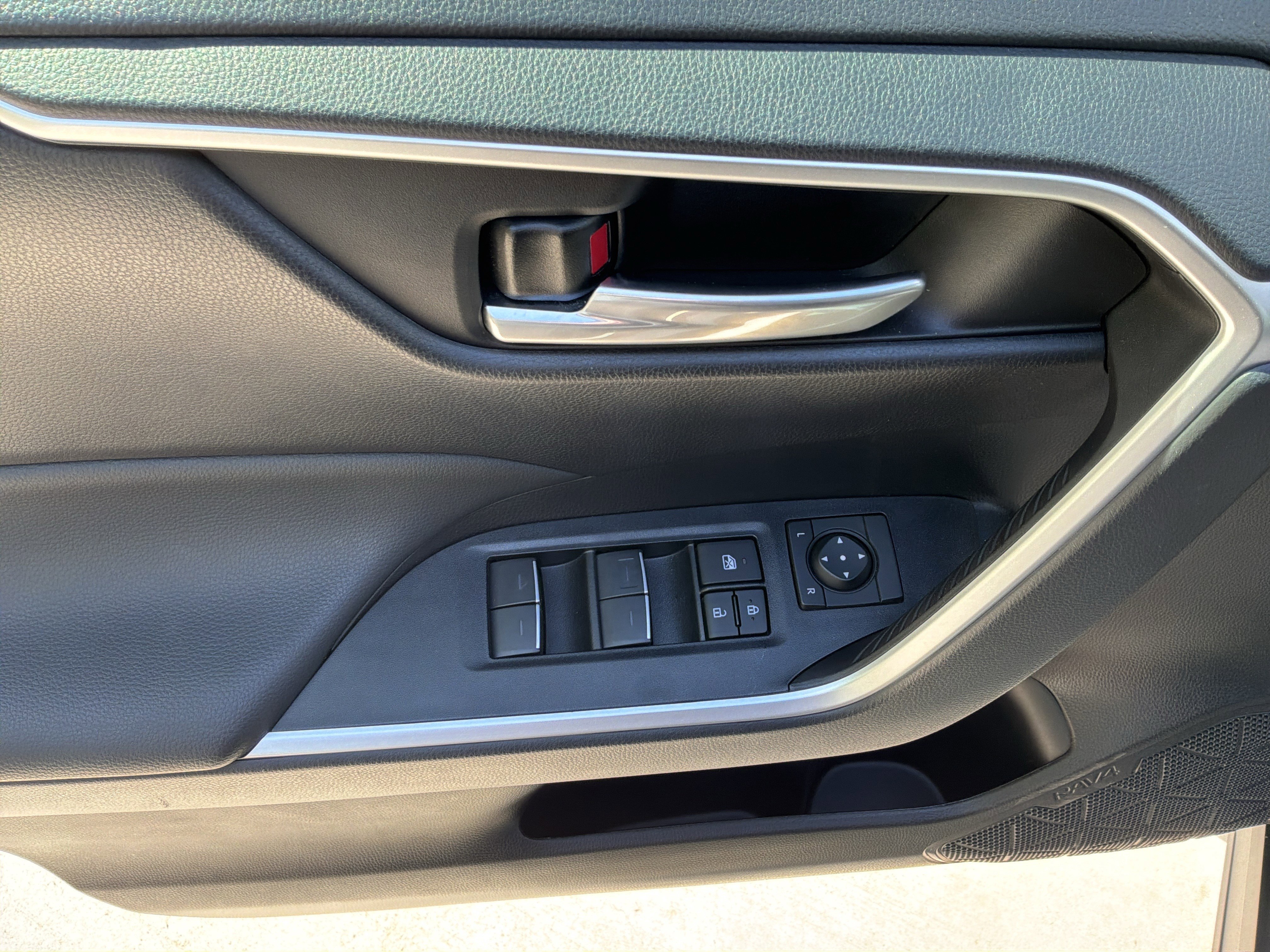 Used 2025 Toyota RAV4 XLE w/ Convenience Package FWD image 15