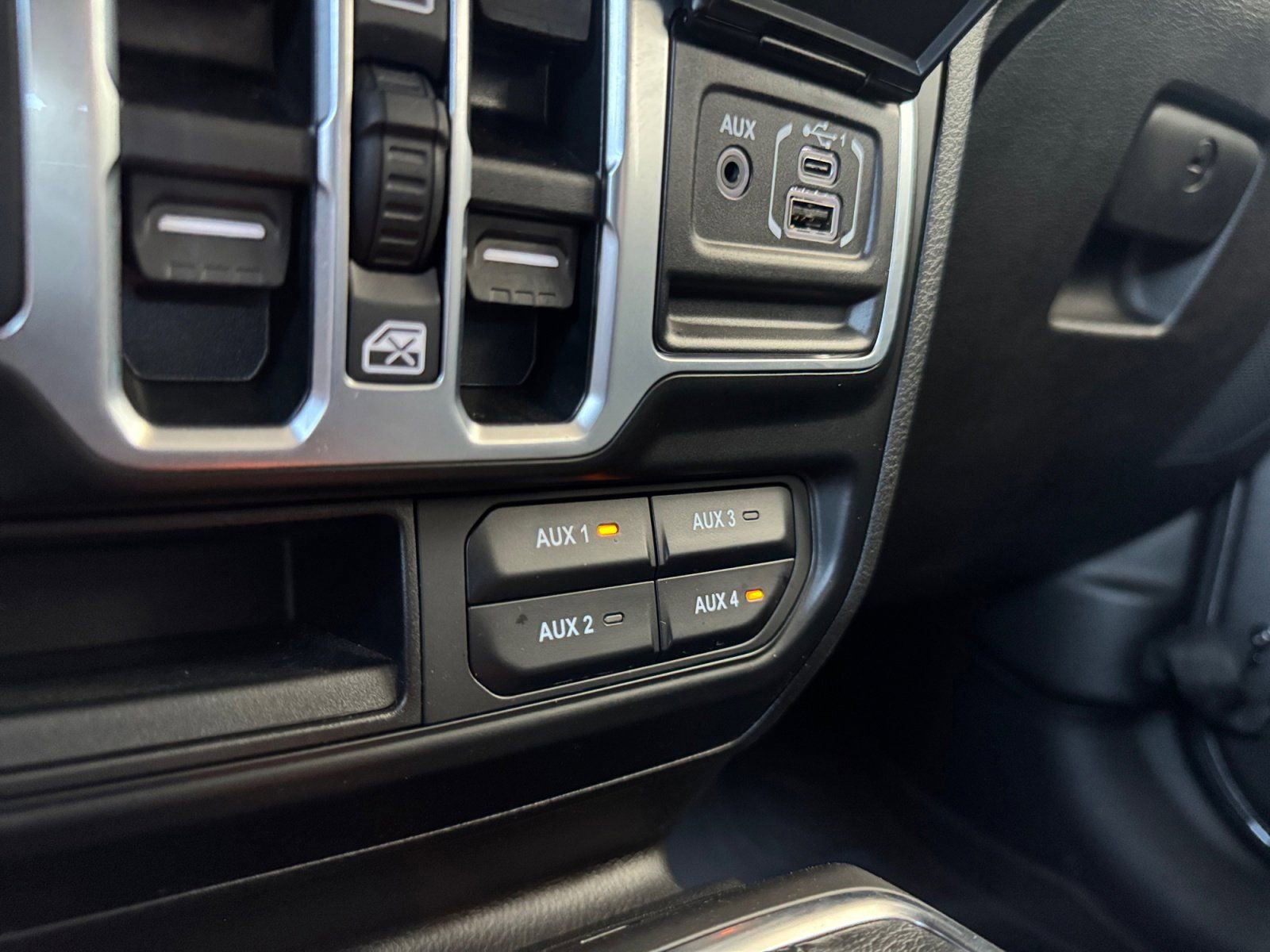 Used 2025 Jeep Wrangler Sport image 24