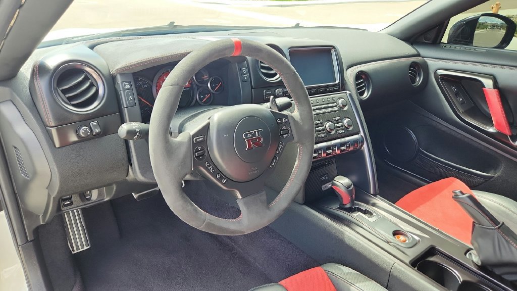 Used 2015 Nissan GT-R NISMO AWD/4WD image 36