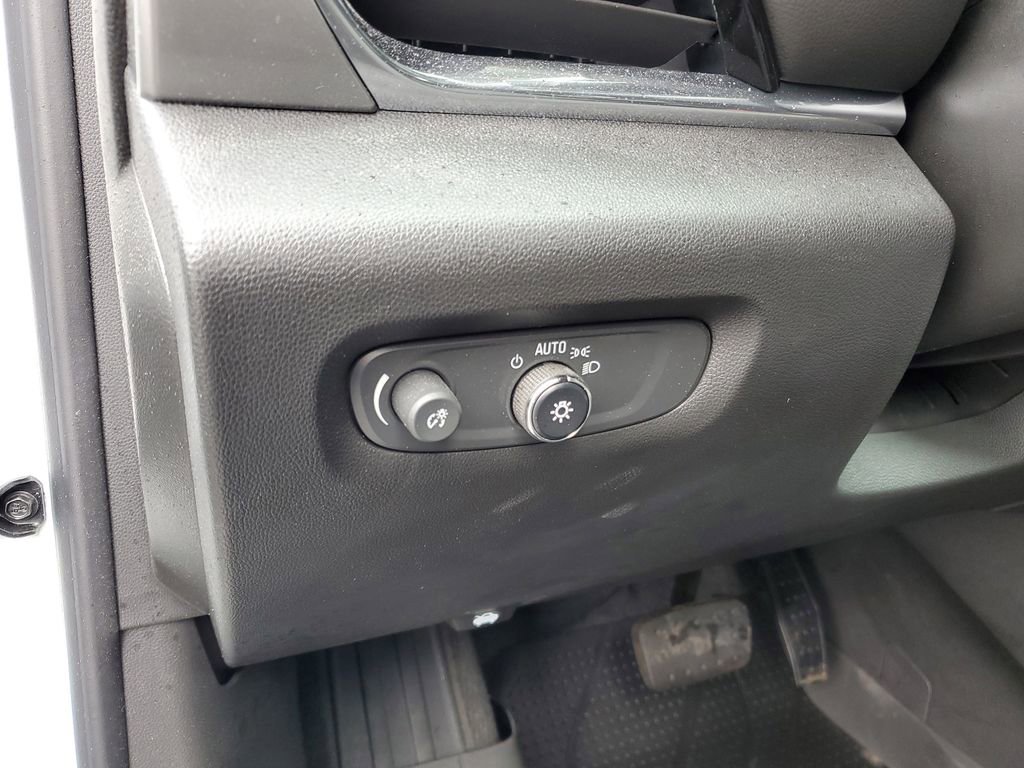 Used 2021 Chevrolet Traverse LS image 8