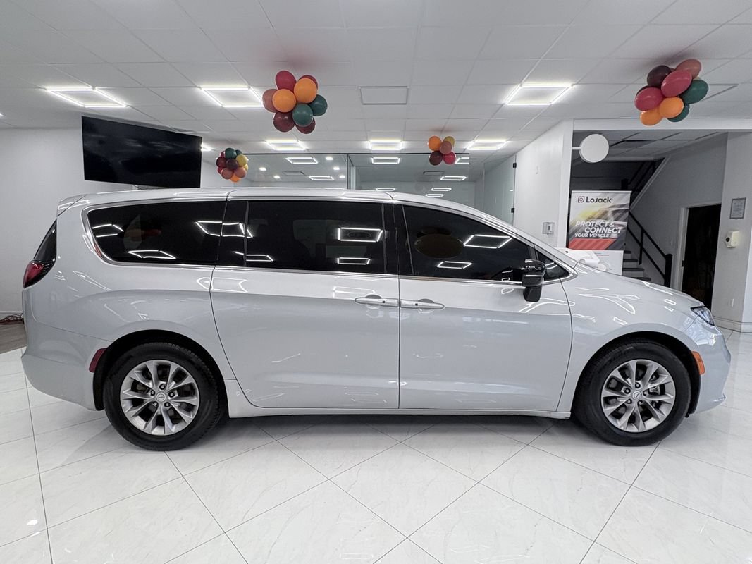 Used 2026 Chrysler Pacifica Limited FWD image 5