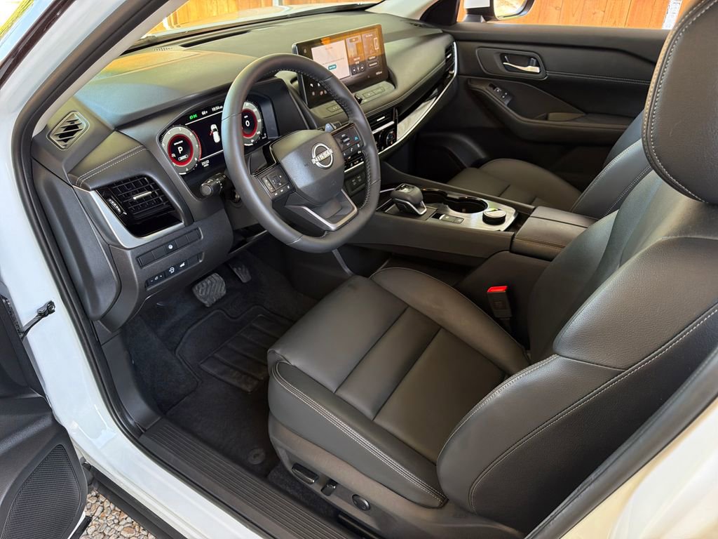 Used 2025 Nissan Rogue SL image 2