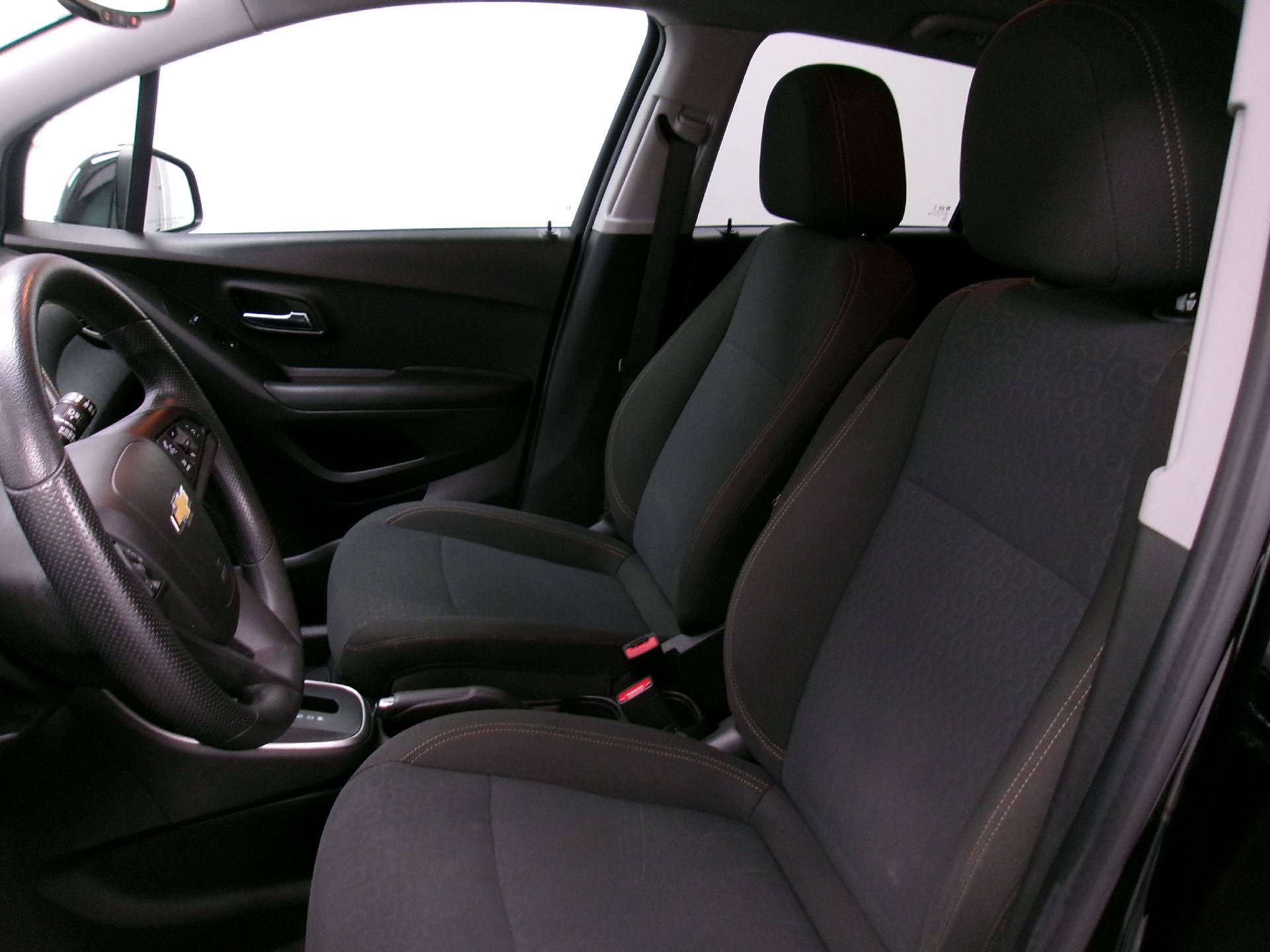 Used 2022 Chevrolet Trax LS w/ Tint and Cruise Package AWD/4WD image 7