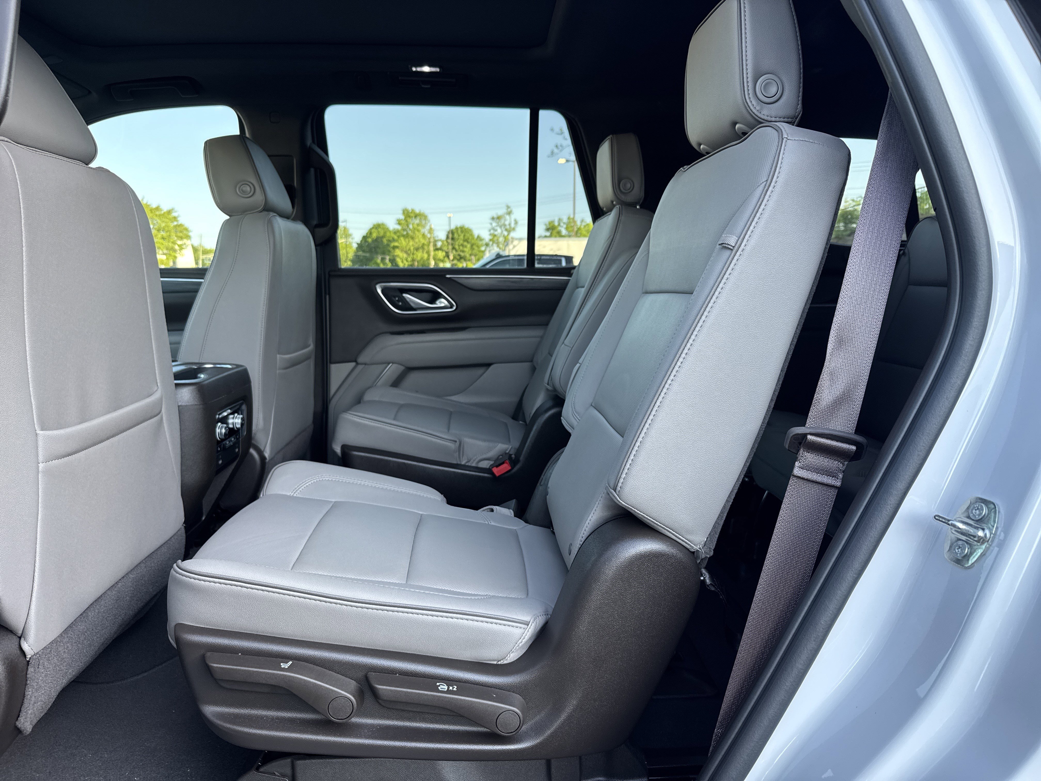 Used 2023 GMC Yukon SLT w/ SLT Premium Package RWD image 32