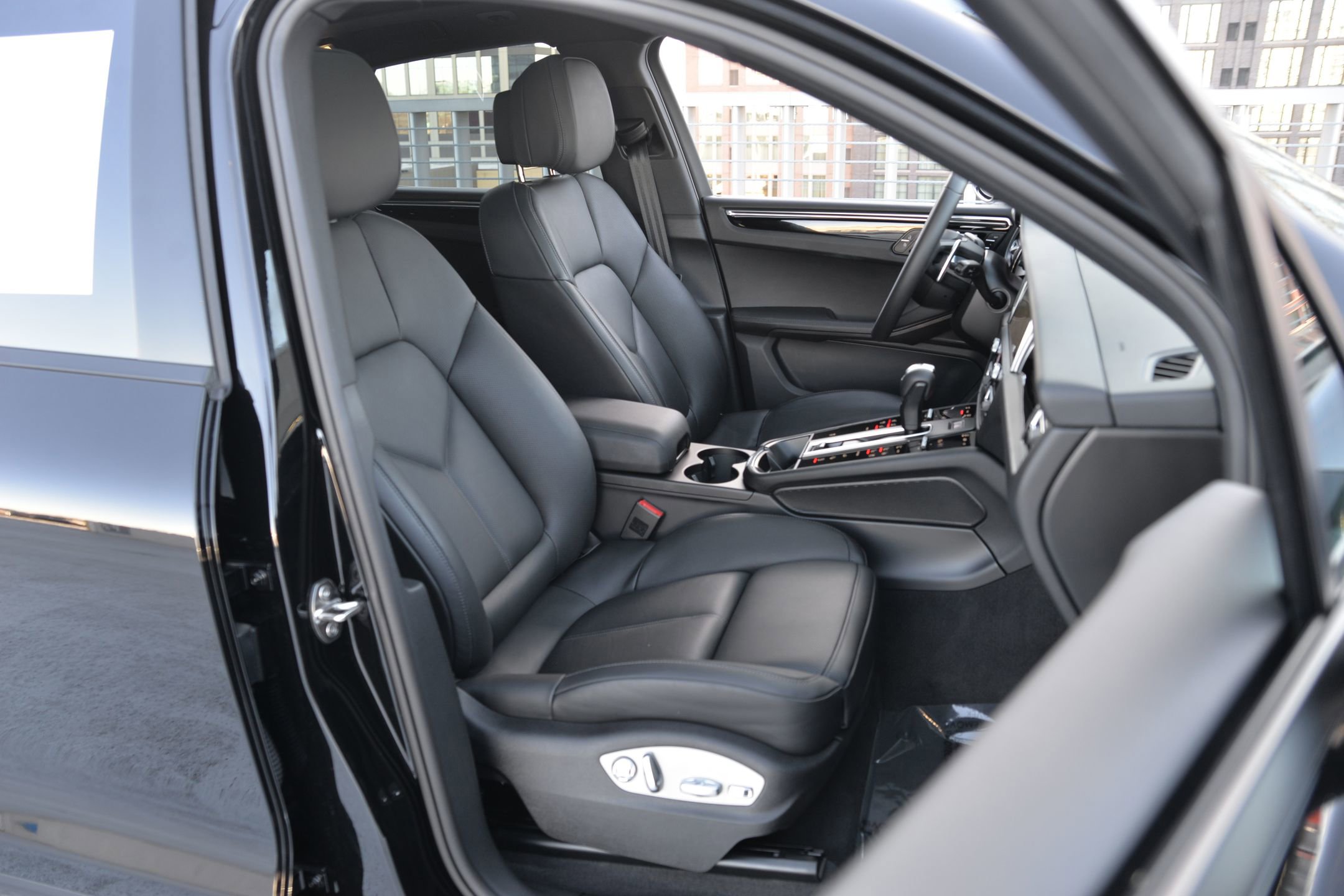 Certified 2025 Porsche Macan image 20