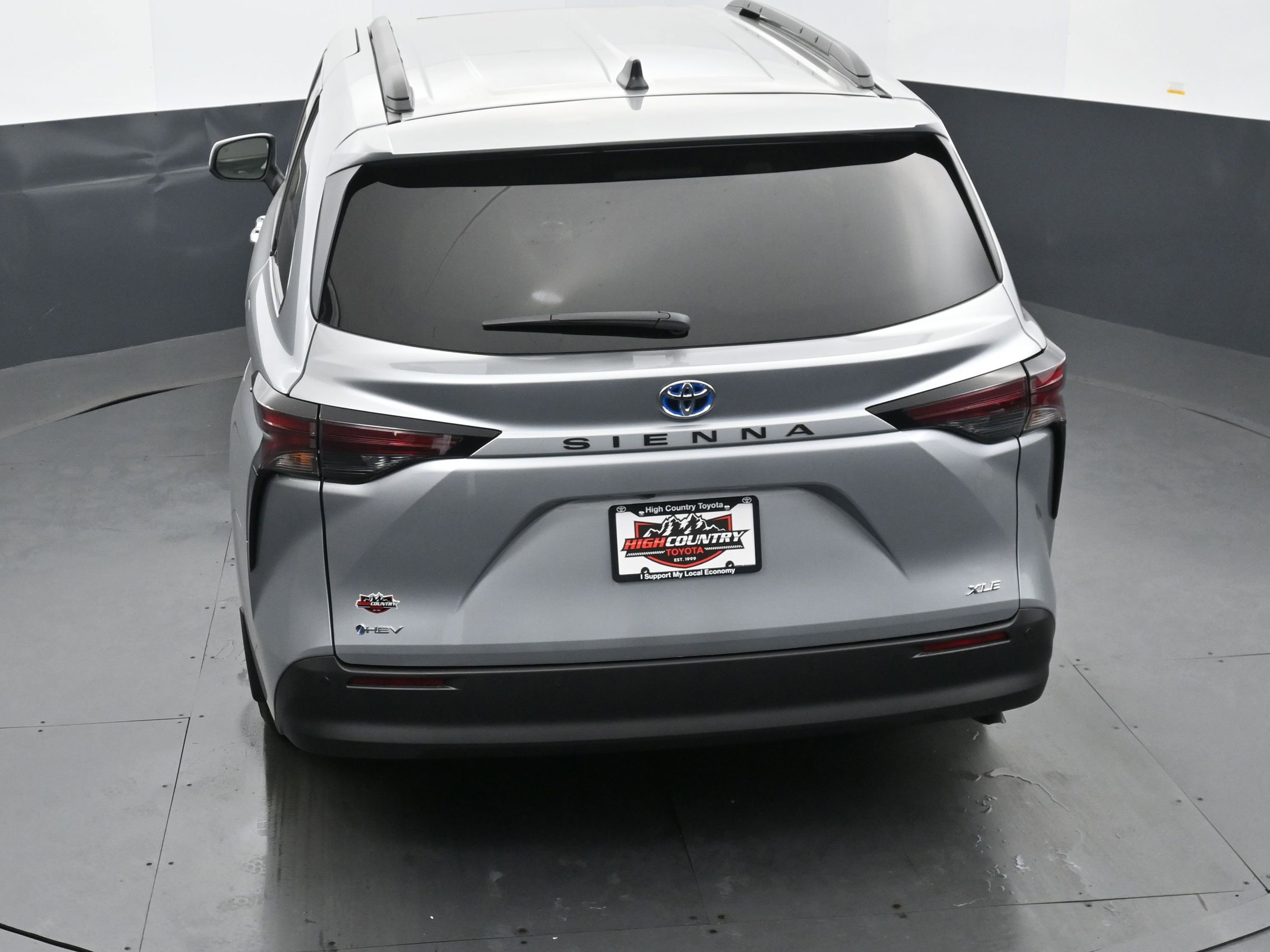 Used 2025 Toyota Sienna XLE FWD image 32