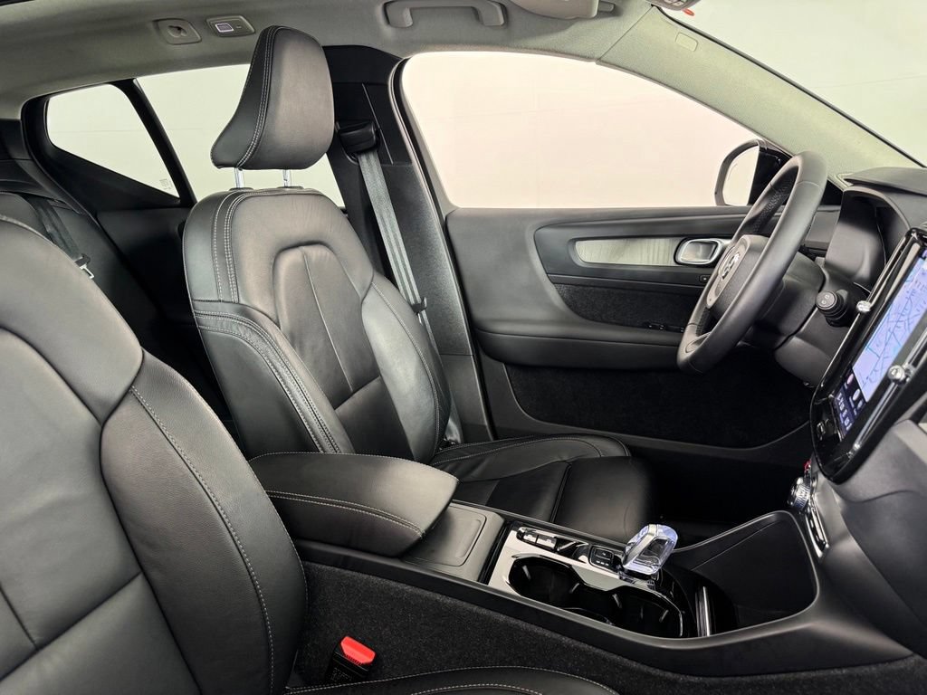Certified 2023 Volvo XC40 B5 Plus w/ Driver Assist Package AWD/4WD image 2