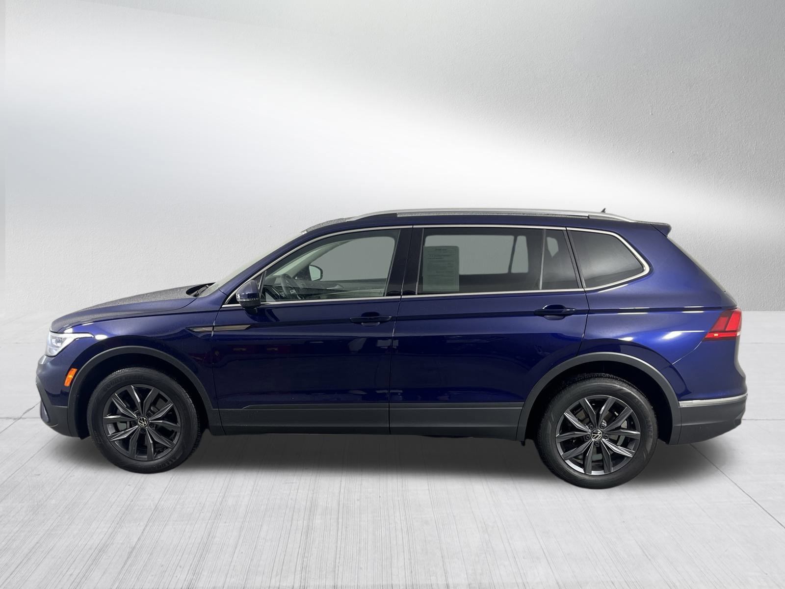 Certified 2022 Volkswagen Tiguan SE w/ Panoramic Sunroof Package image 4