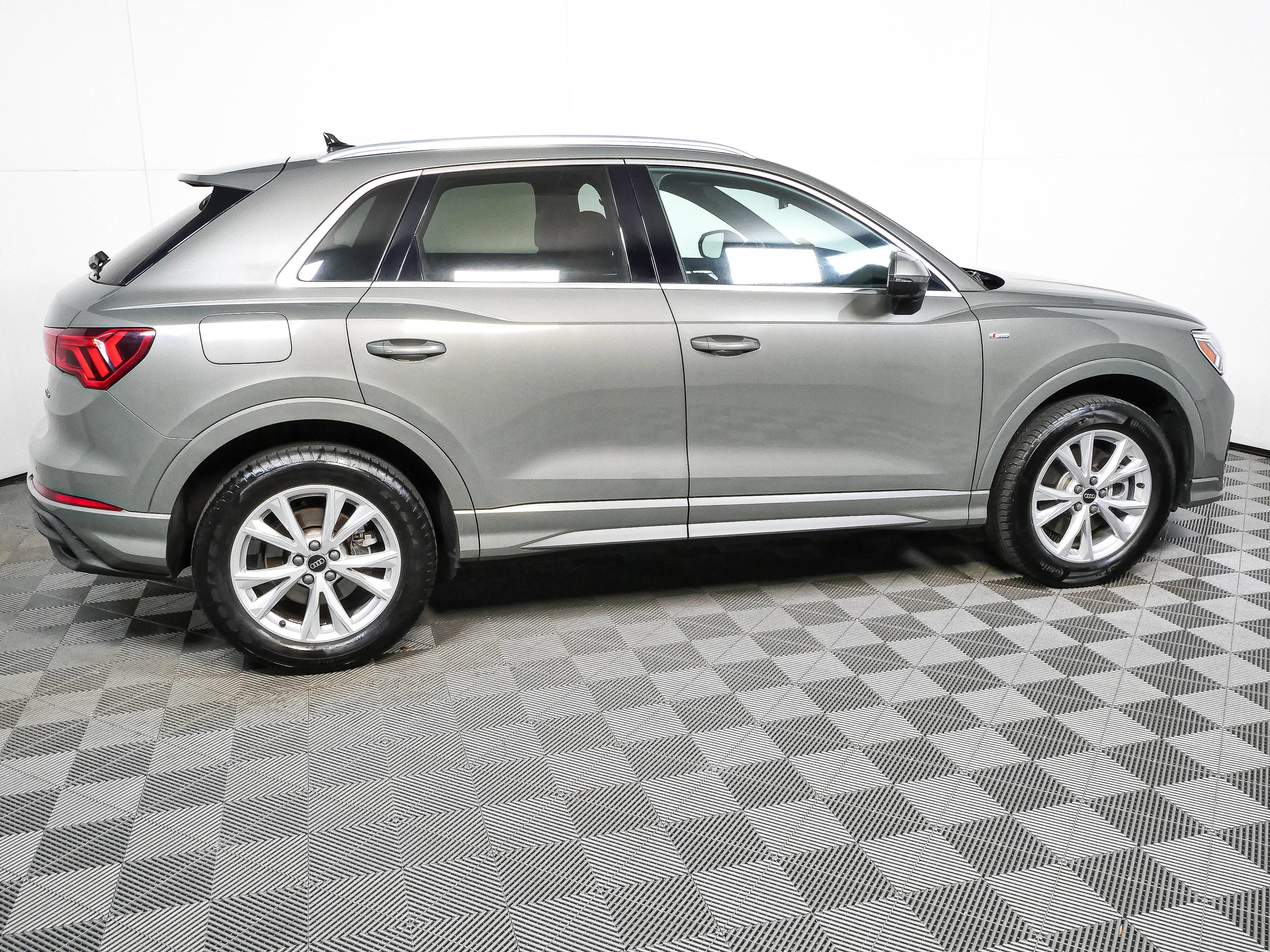 Used 2023 Audi Q3 2.0T Premium Plus AWD/4WD image 2