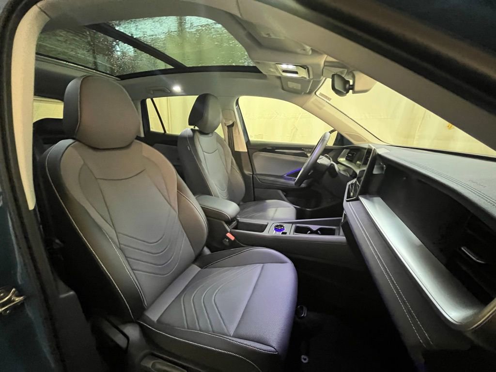 Certified 2025 Volkswagen Tiguan SE w/ Panoramic Sunroof Package AWD/4WD image 13