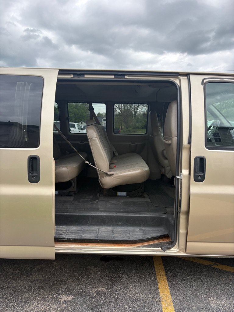 Used 2008 GMC Savana 3500 Extended Passenger w/ LT Preferred Equipment Group RWD image 11